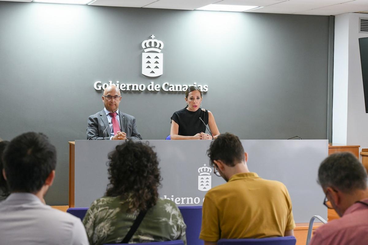 Imagen de la presentación ofrecida este viernes por la consejera de Turismo del Gobierno de Canarias, Jessica de León (d).