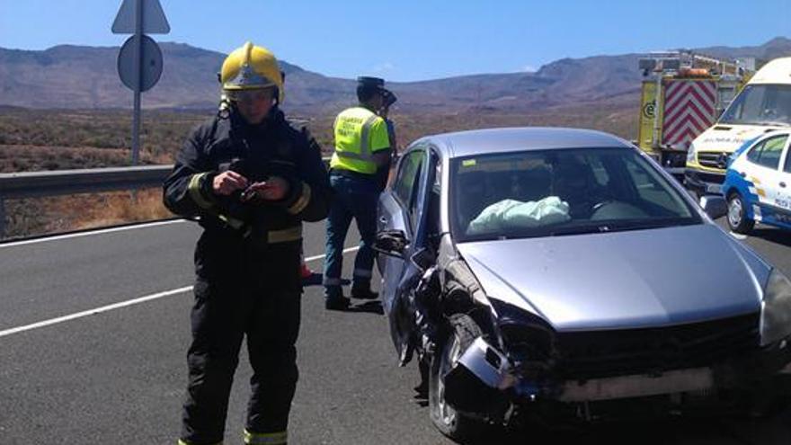 Los distintos agentes, junto al coche accidentado en Agüimes. i LP/DLP