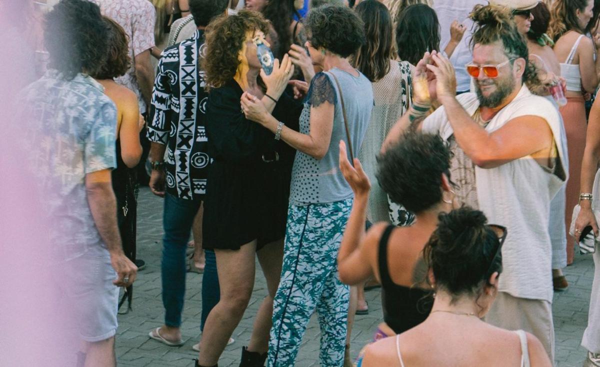 Personas bailando en una edición pasada de la Nit de Sant Joan. |  | AYUNTAMIENTO DE SANT JOAN