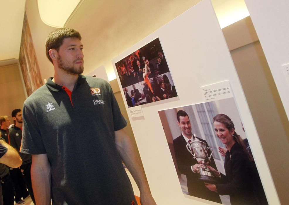 Todas la imágenes de la inauguración de la exposición '30 años de Valencia Basket'