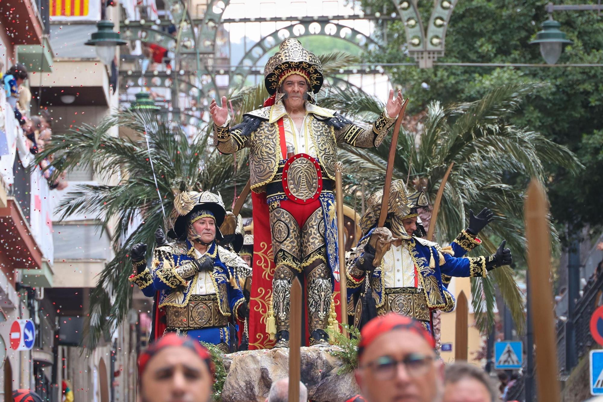 Alcoy se entrega al espectáculo de las tropas cristianas