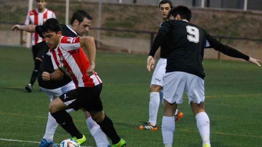 Un jugador zamorano supera a dos adversarios.