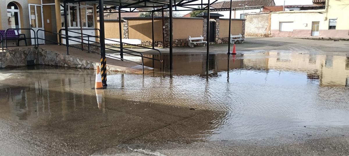 El Órbigo a las puertas el Ayuntamiento de Vecilla de la Polvorosa.