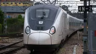 Un viaje en tren de 40 años para ahorrar 4 horas: la historia de cómo pasamos del "tren burra" al tren de los 300 km/h en Asturias