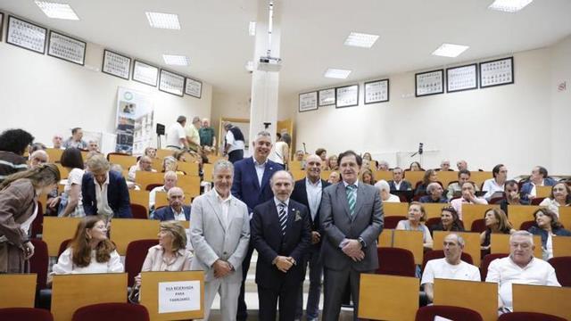 Foto de familia del rector de la Universidad, Ignacio Villaverde, flanqueado a la izquierda por Miguel del Valle y a la derecha por José Cecchini y arriba Celestino Rodríguez y Javier Fernández-Río, antes del inicio del acto.