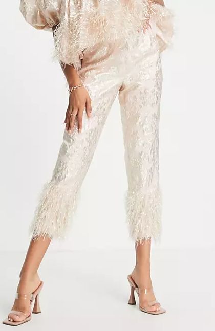 Pantalones rosados con estampado jacquard metalizado y felcos estilo espumillón en el bajo de ASOS EDITION