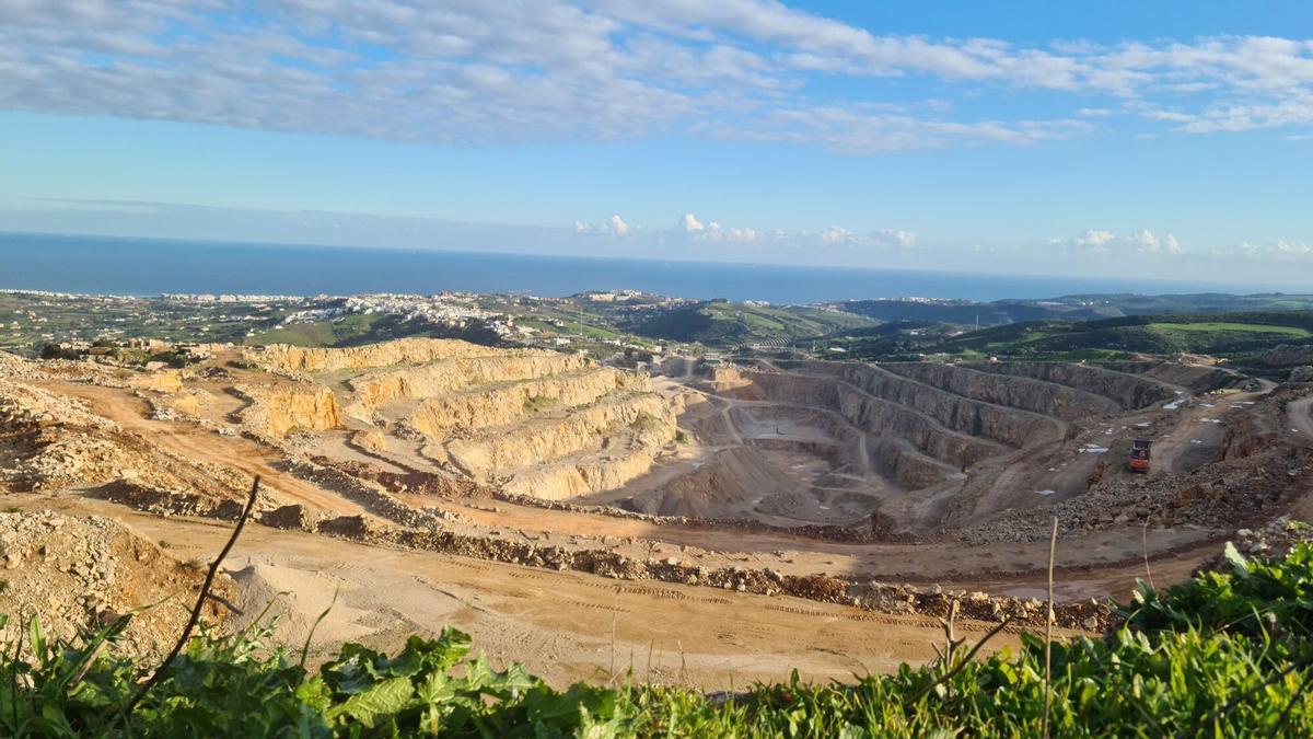 La asociación Verdemar-Ecologistas en Acción ha denunciado el traslado de 100.000 toneladas de piedra de escollera desde la Cantera de 'La Utrera', en Casares (Málaga), a Gibraltar, para la Zona de Especial Conservación del Estrecho Oriental, y pide que el fiscal investigue.
