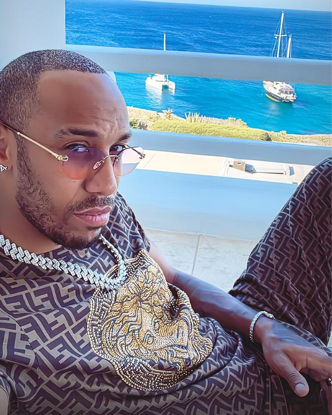 Aubameyang, con cambio de look incluido de vacaciones ante el mar