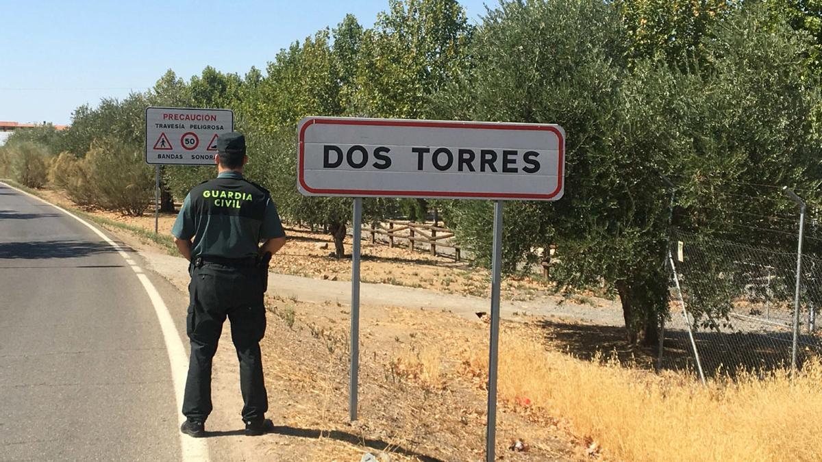 Un agente de la Guardia Civil en la entrada a la localidad de Dos Torres.