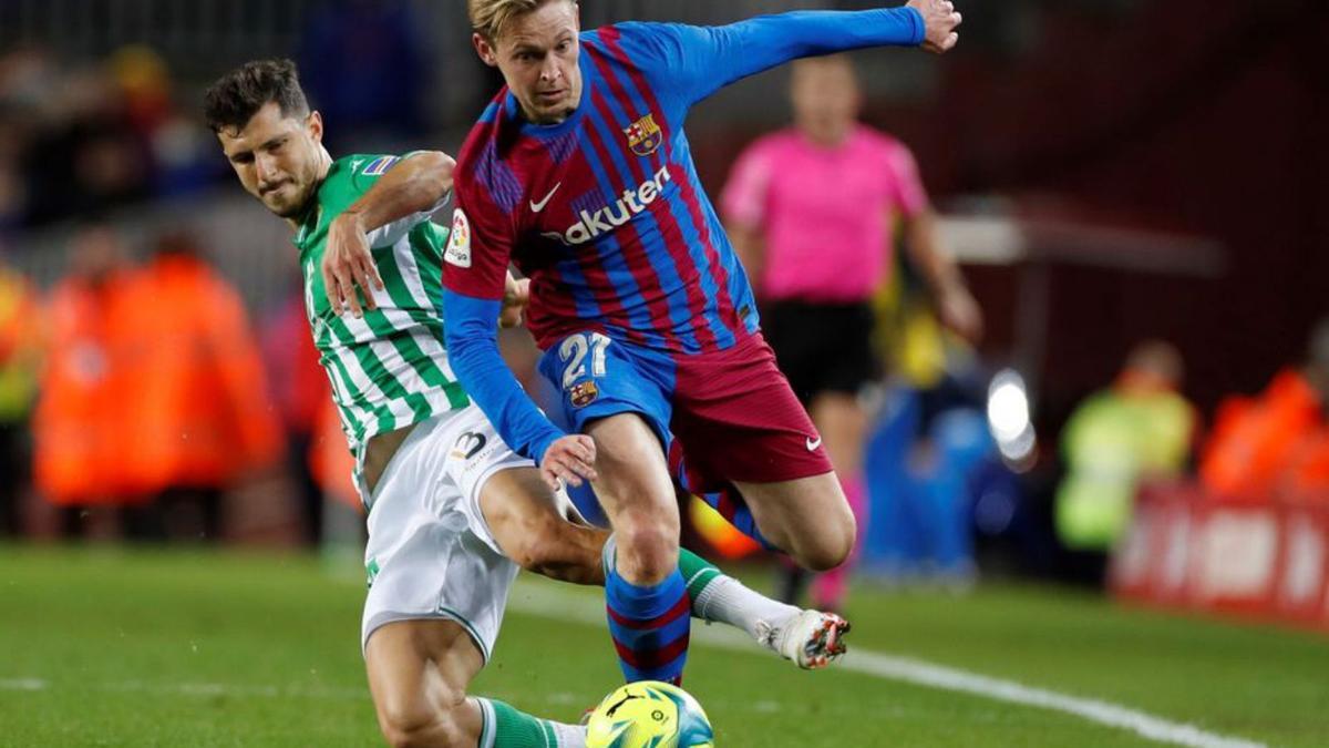 Frenkie de Jong, durant el Barça-Betis de dissabte.  | EFE/ALBERTO ESTÉVEZ