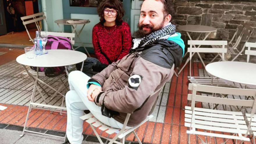 A ladroa de bicis, con Iago Prada, nunha terraza. | // LA OPINIÓN