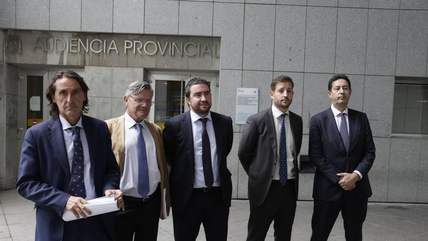 Las defensas sitúan a un séptimo joven en el incidente de la primera noche de las fiestas de Oviedo pese a que la Policía da por cerrada la investigación