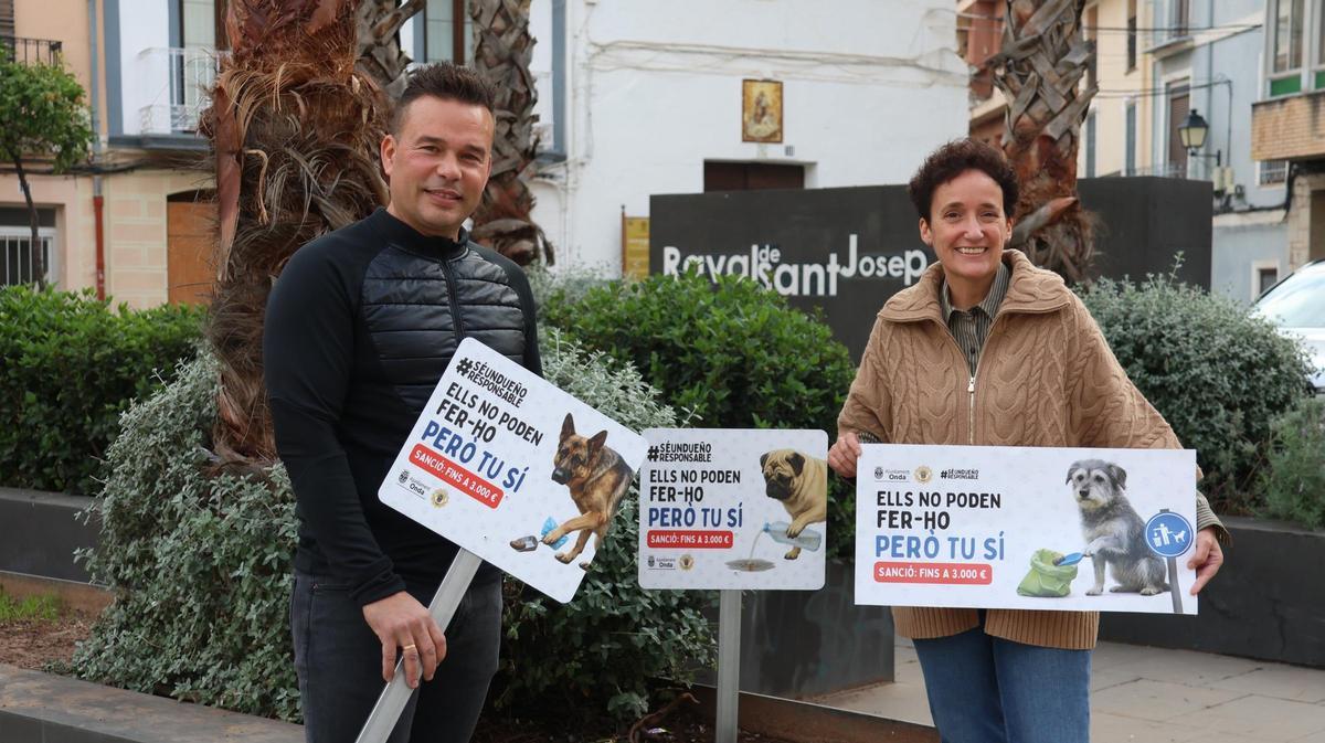 El concejal Paco Pastor y la alcaldesa, Carmina Ballester, con los carteles de la campaña.
