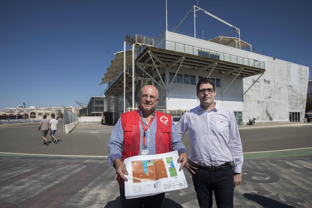 Acondicionamiento de la base del Alinghi por parte de Cruz Roja para acoger a los refugiados que llegaran el sabado en el barco Aquarius