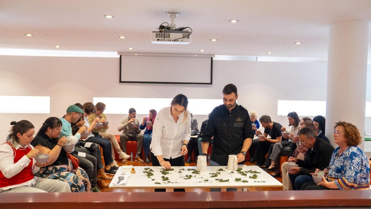 Personas degustan los platos del Festival de Arte y Gastronomía.
