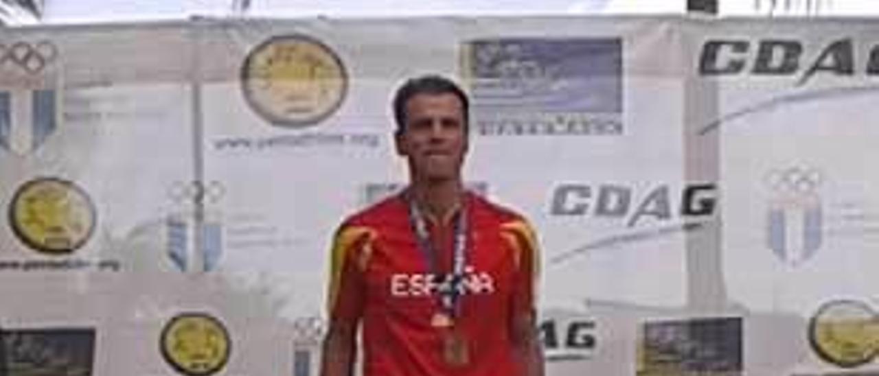 Javier Carnero, en el podio, tras ganar el Campeonato del Mundo de triatle.