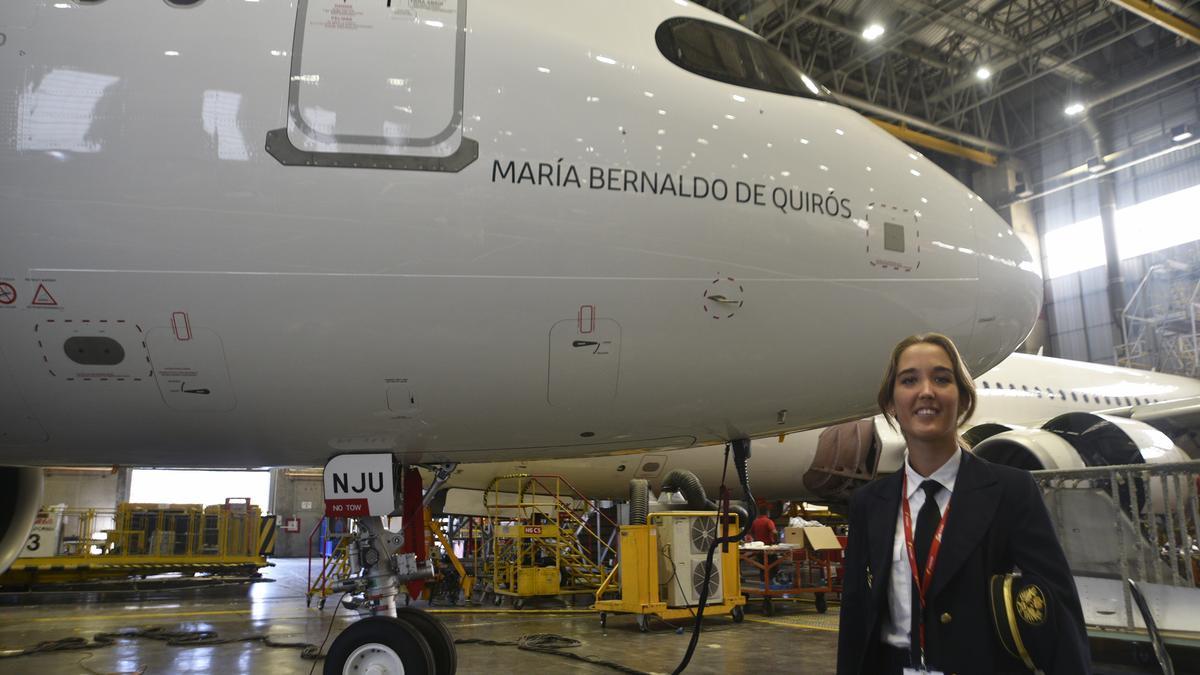 La piloto Sonia Abellán Montes, ante el aparato al que se le puso el nombre de la primera mujer aviadora de España