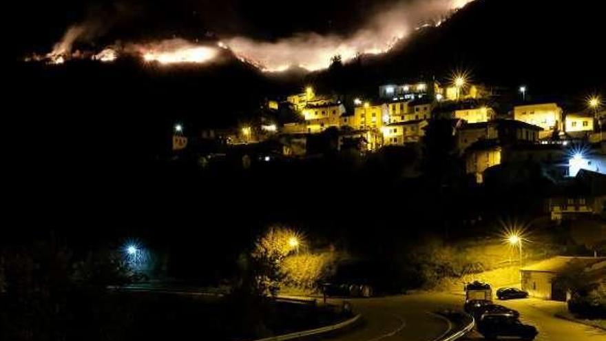 Fuego próximo al pueblo de Murias, en Aller.