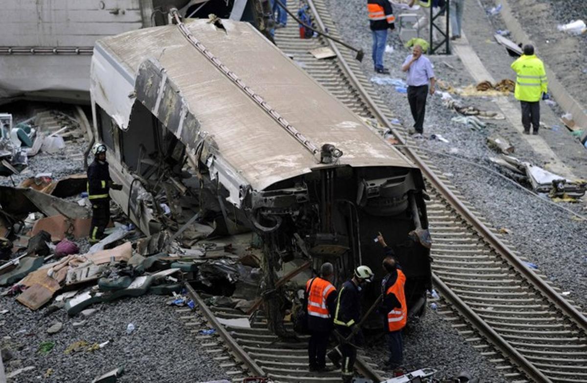 Operaris de l’equip de rescat inspeccionen un dels vagons del tren aquest dijous al matí.