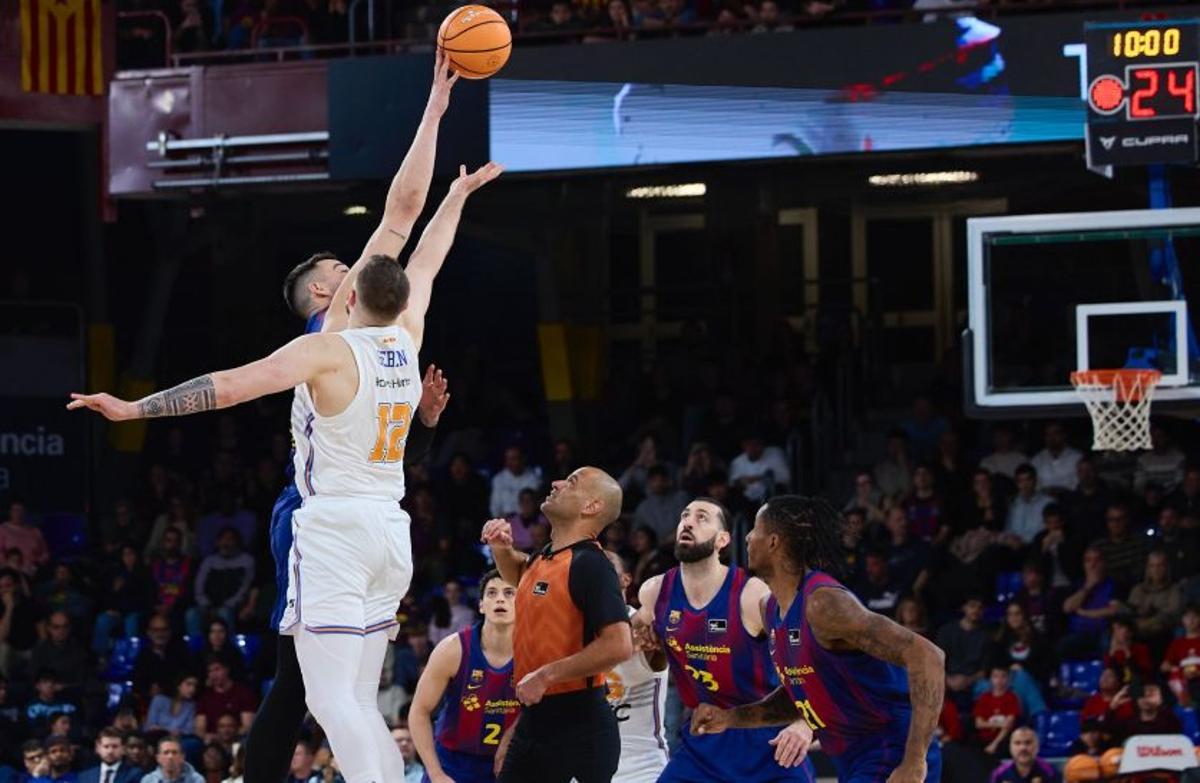 Salto inicial del duelo en el Palau, de la 19ª jornada de la Liga Endesa