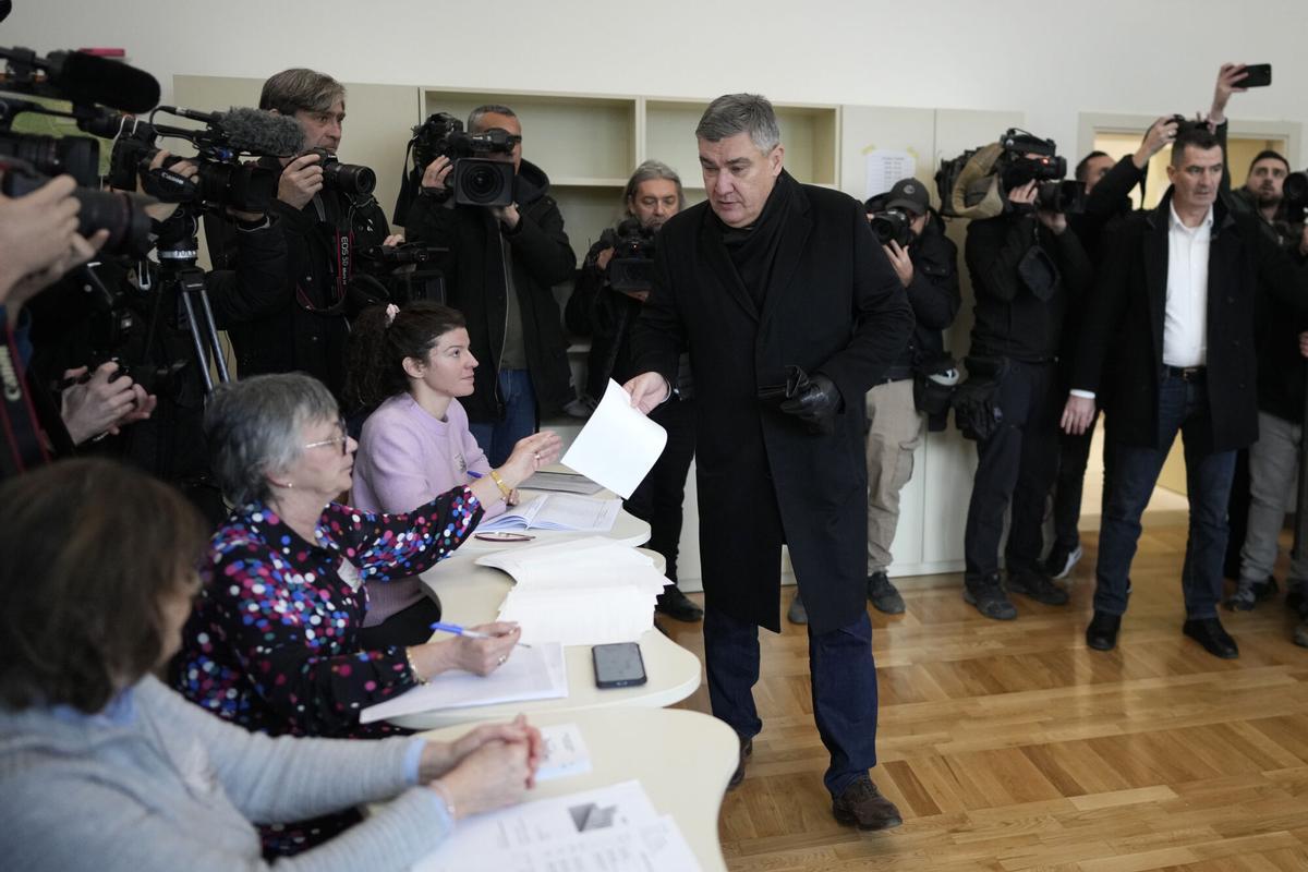 El actual presidente, Zoran Milanovic, deposita su voto, este domingo.