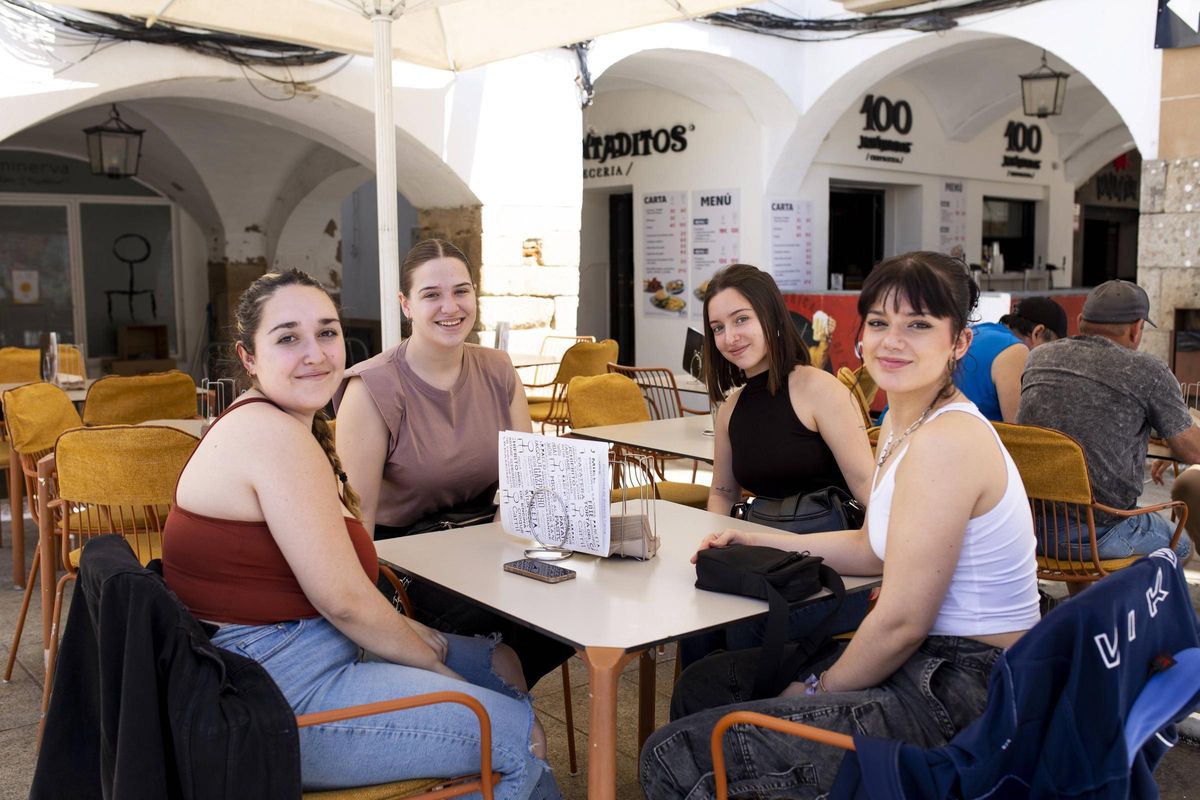 Elvira, Miriam, Paula y Lucía, sentadas en una de las terrazas de la plaza.