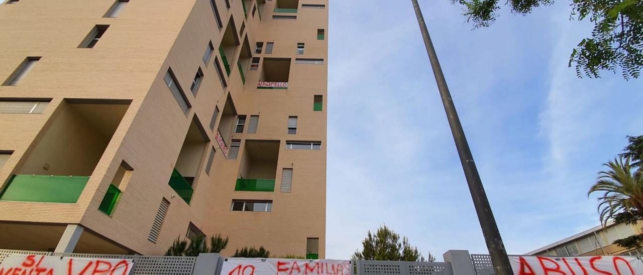 Protesta que hace meses realizó el vecindario inicial del piso. | L-EMV