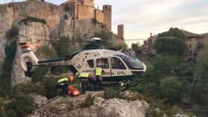 Agentes de montaña de la Guardia Civil trasladan el cadáver del vecino de Terrassa desaparecido en Alquézar (Huesca).