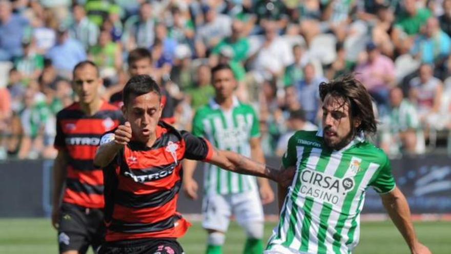 Fabián Orellana intenta salvar la entrada de Beñat durante el partido disputado ayer en el Benito Villamarín. // LOF