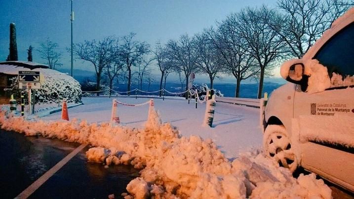 La neu a Montserrat deixa imatges de postal