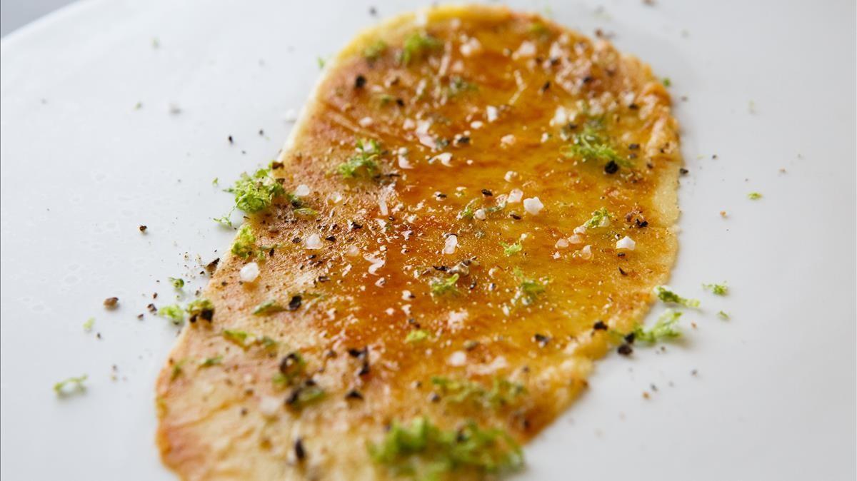 Carpacho trufado de turrón de yema, lima y pimienta negra del menú de la cena de Fin de Año que Artur Martínez propone a los lectores de EL PERIÓDICO.