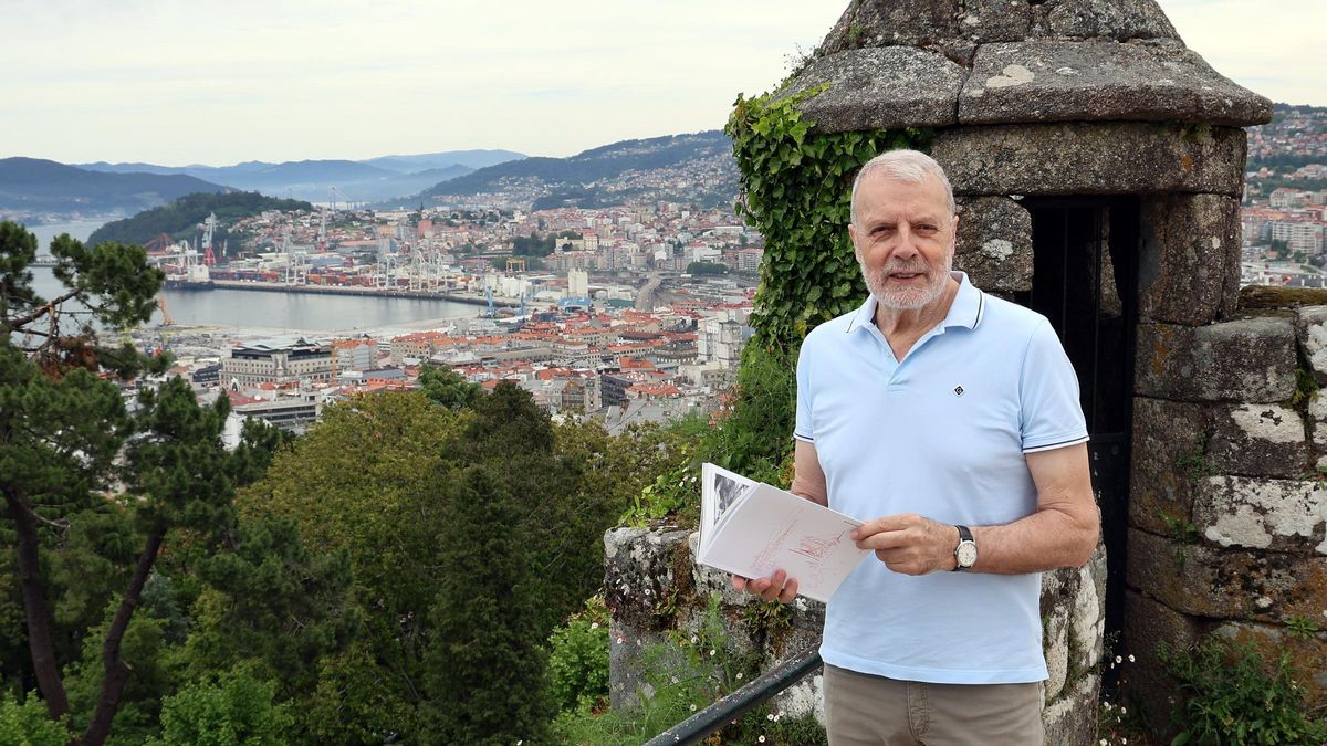 El arqueólogo José Manuel Hidalgo, ayer, en O Castro con su nuevo libro