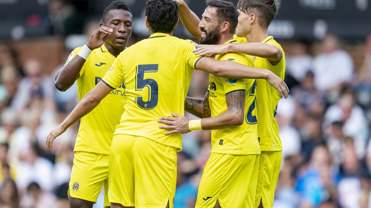 Los jugadores del Villarreal celebran el gol de Parejo