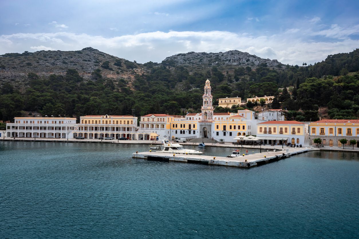 El monasterio griego está construido mirando al mar