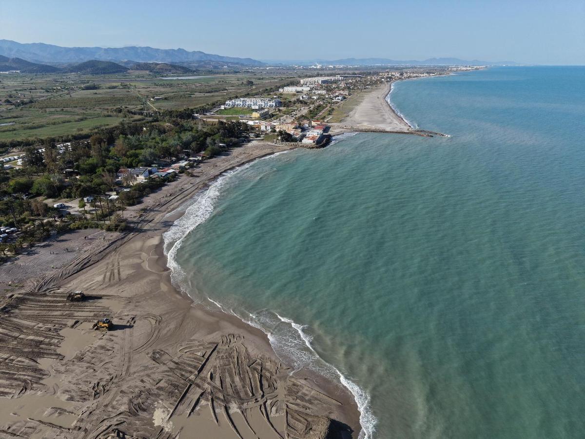 Así va reperfilando el macrotrasvase de arena el litoral norte de Sagunt