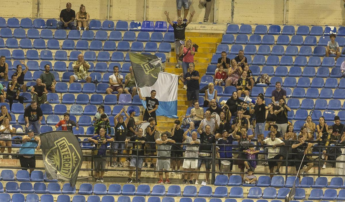 Los seguidores del Intercity presentes en el Rico Pérez en el derbi local de la primera vuelta del pasado septiembre.