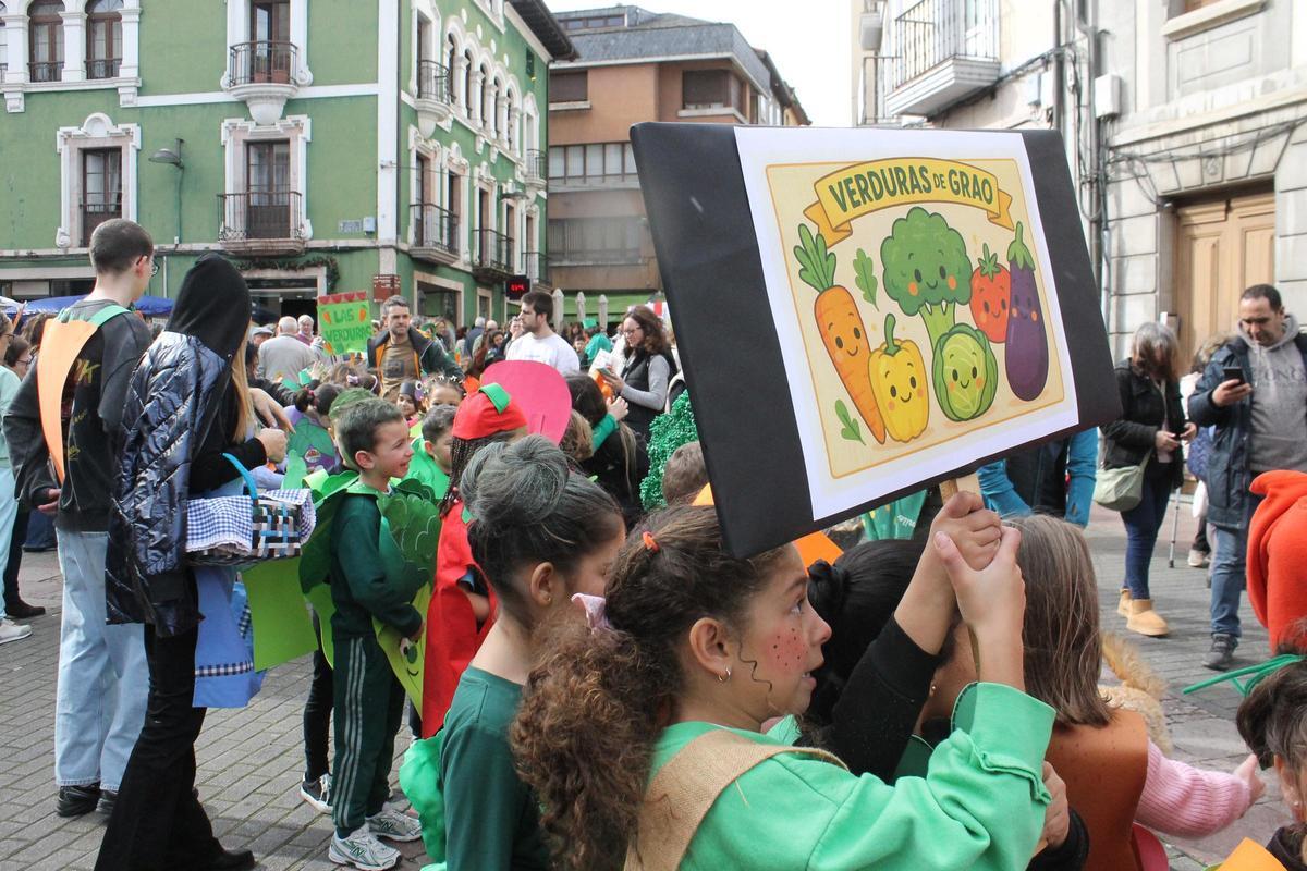 Así fue el divertido y pasacalles de Carnaval del colegio Virgen del Fresno en el mercado