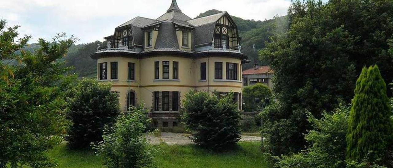 Una joya arquitectónica en deterioro que fue sede del cecodet. El chalé de Figaredo fue durante quince años la sede del CeCodet de la Universidad de Oviedo y es una de las joyas arquitectónicas de Mieres.