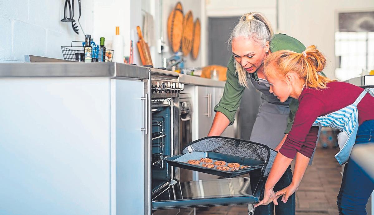 Una madre cocinando con su hija