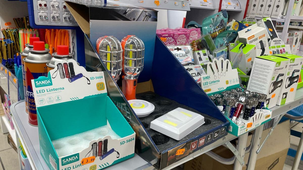 Estante con las linternas disponibles en un bazar de la calle Mayor.