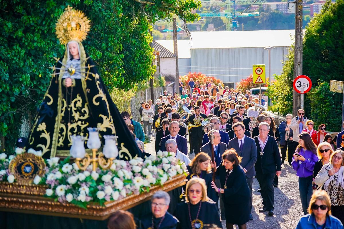 Procesiones en Vigo: los pasos de Noso Pai Xesús Nazareno e a Virxe Dolorosa desfilaron por Teis