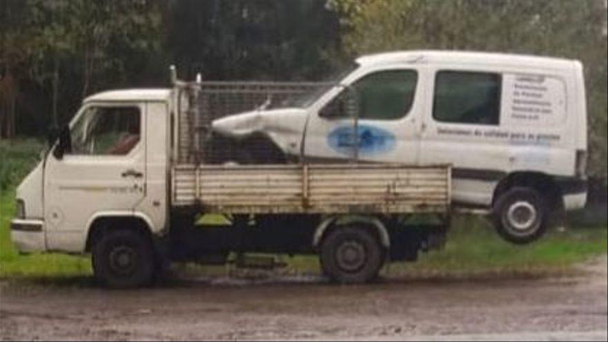 La camioneta, cargada en una furgoneta.