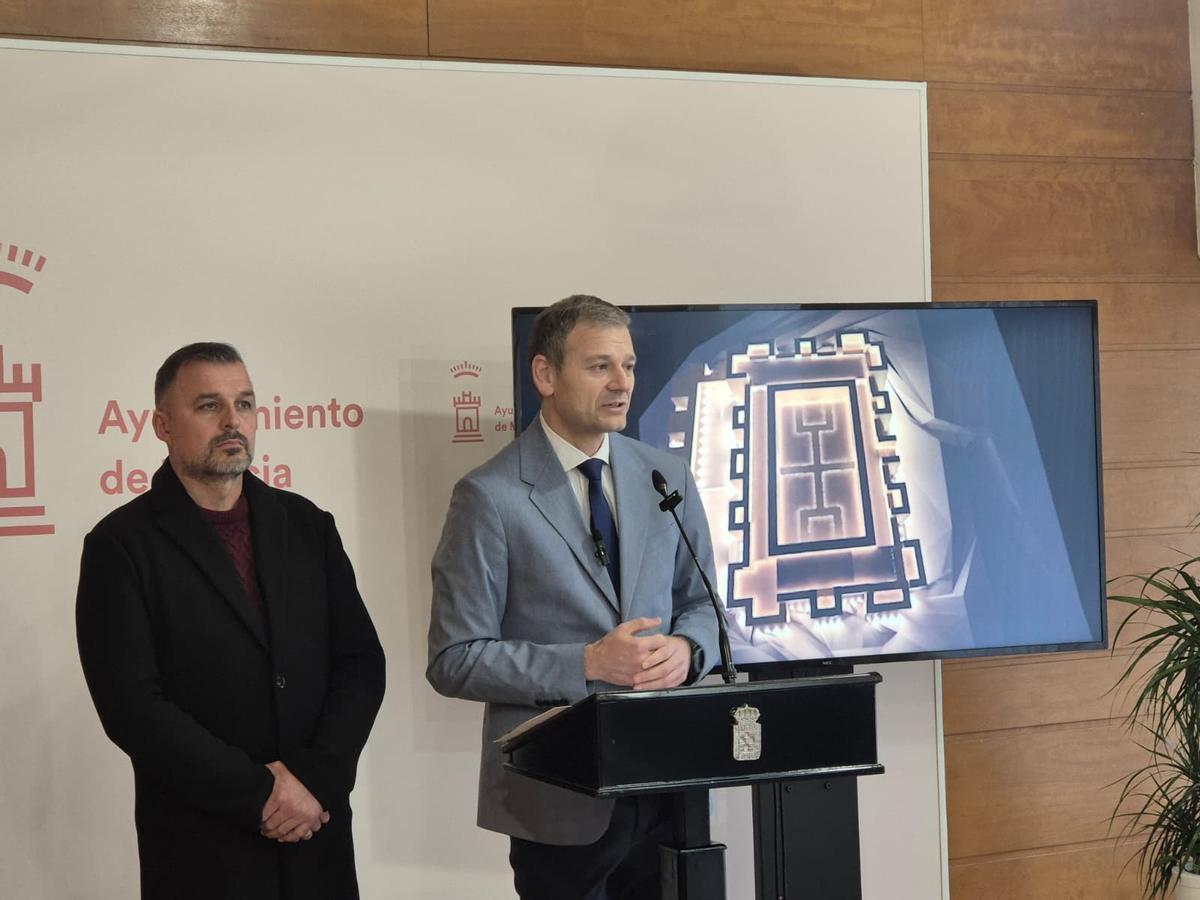 El presidente de la Junta, David Campoy (izda.), y el concejal de Pedanías y Vertebración Territorial, Marco Antonio Fernández (dcha.), presentan el proyecto de restauración.