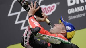 Aleix Espargaró (Aprilia), feliz, en el podio de Silverstone