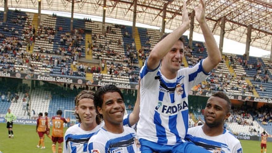 Bodipo y Andrade llevan en volandas a Capdevila el día de su despedida en Riazor.