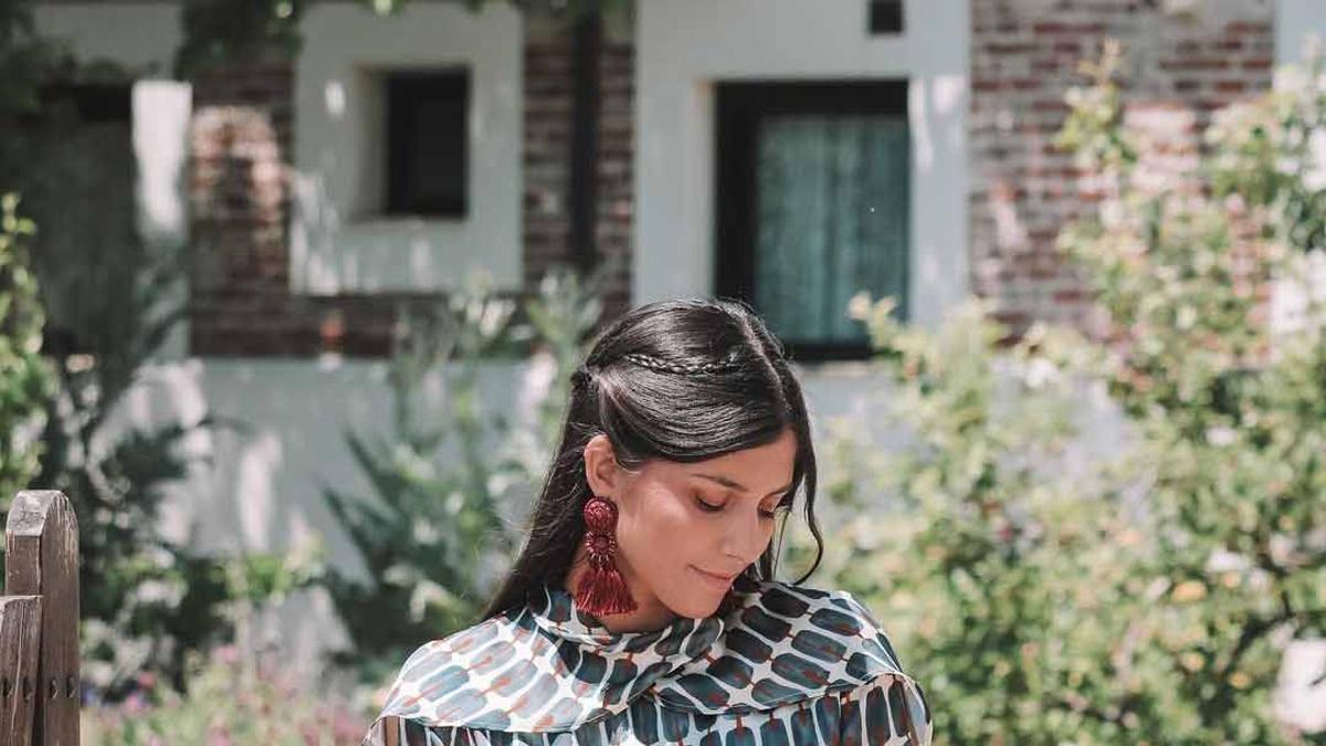 María García de Jaime, con semirrecogido con trenzas y vestido de invitada de Vogana