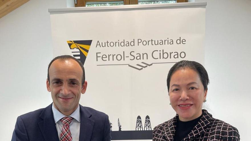 El presidente del puerto de Ferrol, José Barea, y la directora del fabricante chino de vehículos eléctricos Arcfox, Fang Zkeng. |   // L. O.