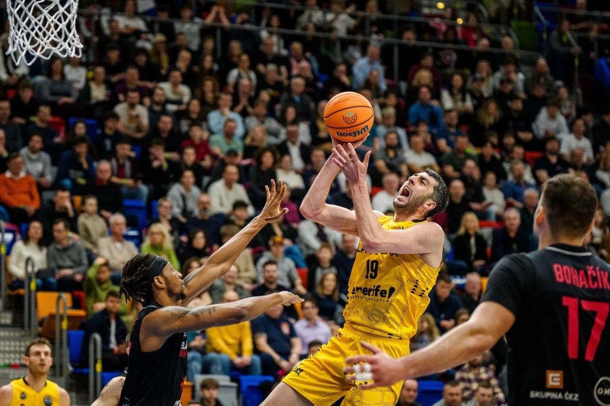 Shermadini lanza a canasta ante la defenda de Lawrence.