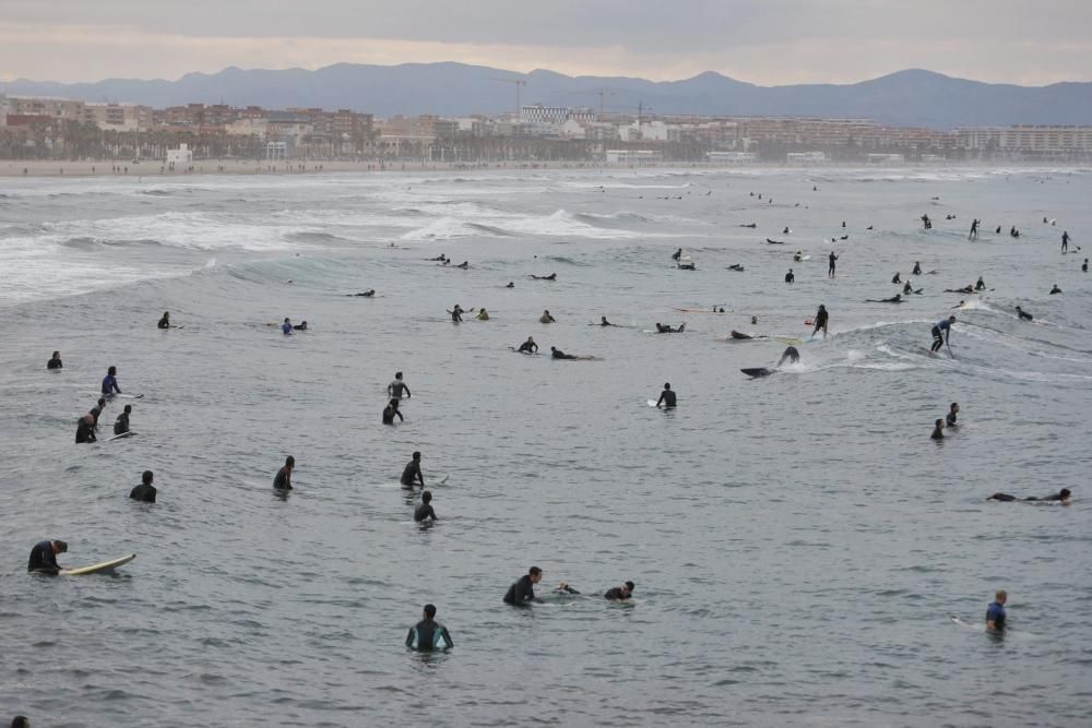 Surfistas en la playa de la Malva-rosa