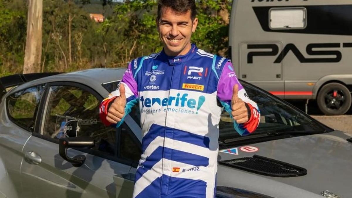Enrique Cruz posa sonriente delante de su Ford Fiesta Rally2